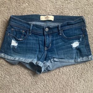Hollister distressed short-short low rise size 11 W30